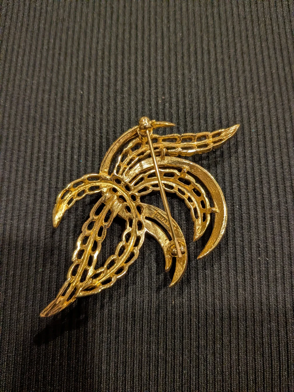 B#3:Gold-Tone Swirl Leaf Brooch Vintage 1970s Signed Trifari